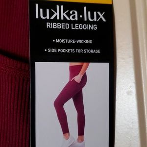 Lukka Lux Ribbed Leggings with pockets New with tags Size Small, wine Color